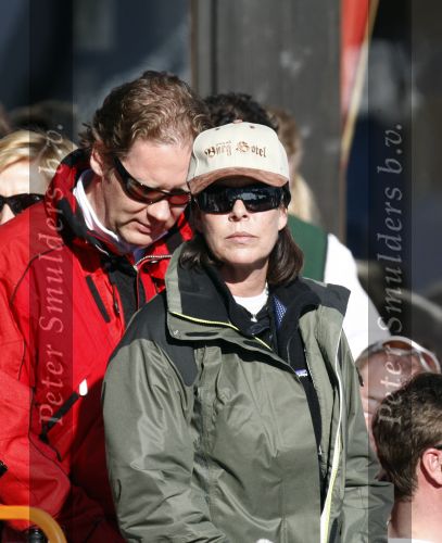 Lech 26 februari 2008
Prinses Caroline v Monaco en Prins Ernst v Hannover op skivakantie in lech.  Ze steken allebei een sigaret op.
Peter Smulders bv