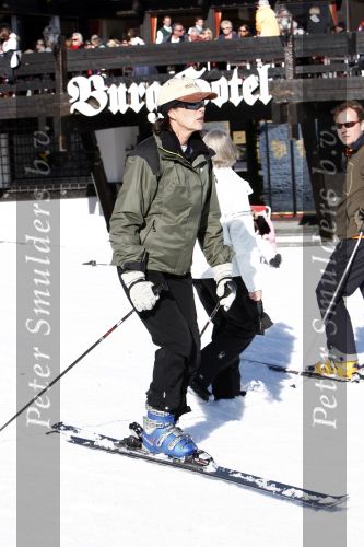 Lech 26 februari 2008
Prinses Caroline v Monaco en Prins Ernst v Hannover op skivakantie in lech.  Ze steken allebei een sigaret op.
Peter Smulders bv