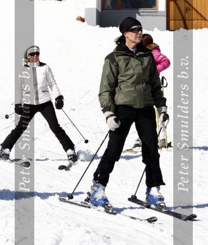 Lech 26 februari 2008
Prinses Caroline v Monaco en Prins Ernst v Hannover op skivakantie in lech.  Ze steken allebei een sigaret op.
Peter Smulders bv