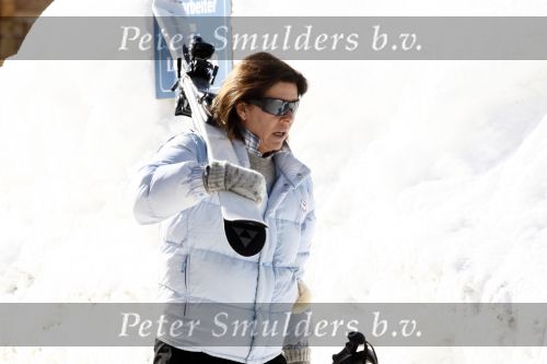 Zurs 19 februari 2009
Prinses caroline van Monaco loopt alleen over straat naar de lift toe tijdens haar skivakantie.
Peter Smulders bv
