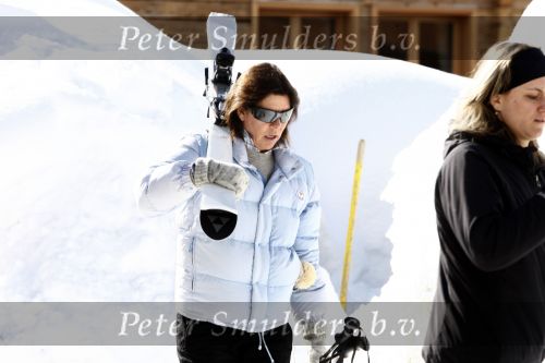 Zurs 19 februari 2009
Prinses caroline van Monaco loopt alleen over straat naar de lift toe tijdens haar skivakantie.
Peter Smulders bv
