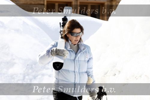 Zurs 19 februari 2009
Prinses caroline van Monaco loopt alleen over straat naar de lift toe tijdens haar skivakantie.
Peter Smulders bv