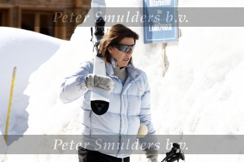 Zurs 19 februari 2009
Prinses caroline van Monaco loopt alleen over straat naar de lift toe tijdens haar skivakantie.
Peter Smulders bv