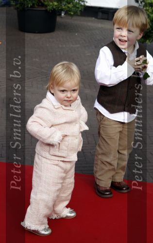 Den Haag 20 oktober 2007
Dop prinses Ariane. Prinses Laurentien Prins Constantijn met hun kinderen Eloise Claus Casimir en Leonore.
