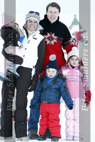 Lech 10 februari 2008
Fotosessie Koninklijke familie. Aanwezig waren Koningin Beatrix Maxima Prins Willem Alexander Amalai Alexia Ariane Prins Constantijn Prinses Laurentien Eloise Claus Cazimir en Elenore.
Peter Smulders bv