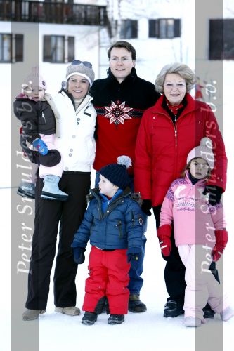 Lech 10 februari 2008
Fotosessie Koninklijke familie. Aanwezig waren Koningin Beatrix Maxima Prins Willem Alexander Amalai Alexia Ariane Prins Constantijn Prinses Laurentien Eloise Claus Cazimir en Elenore.
