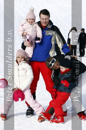 Lech 16 februari 2009
Fotosessie met de koninklijke familie in Oberlech. Koningin Beatrix Prins Willem Alexander Prinses Maxima Amalia Alexia Ariane Prins Constantijn Prins es Laurentien Claus Cazimir Eloise en  Leonore.
Peter Smulders bv