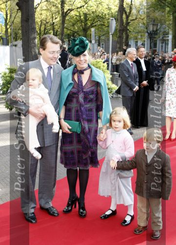 Den Haag 20 oktober 2007
Dop prinses Ariane. Prinses Laurentien Prins Constantijn met hun kinderen Eloise Claus Casimir en Leonore.