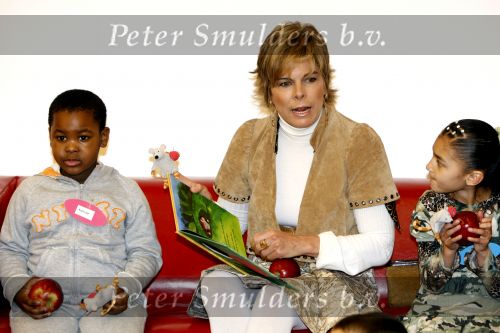 Amsterdam 23 januari 2008
Prinses Laurentien tijdens voorleesdag in bibliotheek met kinderen.