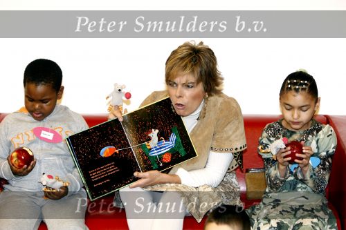 Amsterdam 23 januari 2008
Prinses Laurentien tijdens voorleesdag in bibliotheek met kinderen.