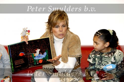 Amsterdam 23 januari 2008
Prinses Laurentien tijdens voorleesdag in bibliotheek met kinderen.