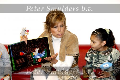 Amsterdam 23 januari 2008
Prinses Laurentien tijdens voorleesdag in bibliotheek met kinderen.