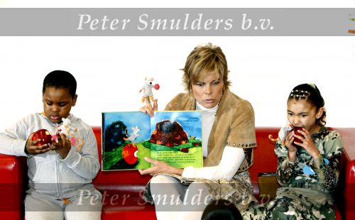 Amsterdam 23 januari 2008
Prinses Laurentien tijdens voorleesdag in bibliotheek met kinderen.