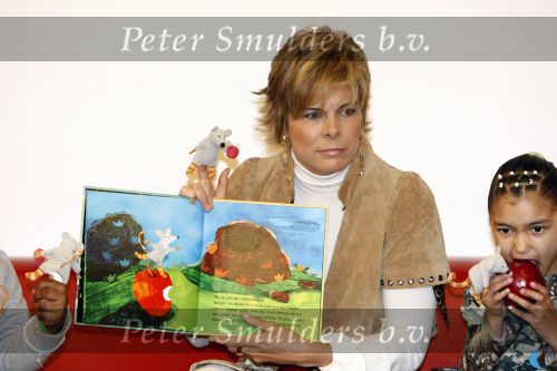 Amsterdam 23 januari 2008
Prinses Laurentien tijdens voorleesdag in bibliotheek met kinderen.