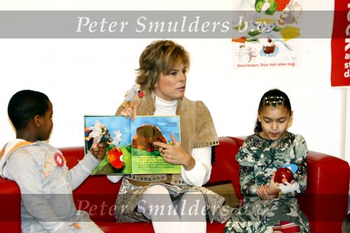 Amsterdam 23 januari 2008
Prinses Laurentien tijdens voorleesdag in bibliotheek met kinderen.