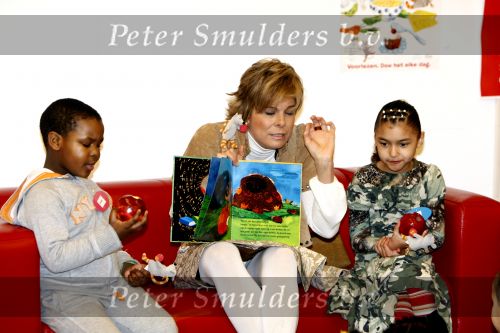 Amsterdam 23 januari 2008
Prinses Laurentien tijdens voorleesdag in bibliotheek met kinderen.