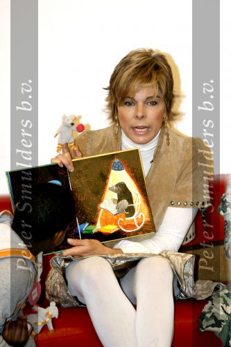 Amsterdam 23 januari 2008
Prinses Laurentien tijdens voorleesdag in bibliotheek met kinderen.