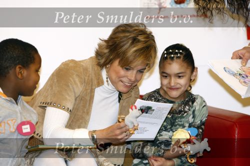 Amsterdam 23 januari 2008
Prinses Laurentien tijdens voorleesdag in bibliotheek met kinderen.