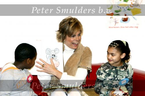 Amsterdam 23 januari 2008
Prinses Laurentien tijdens voorleesdag in bibliotheek met kinderen.