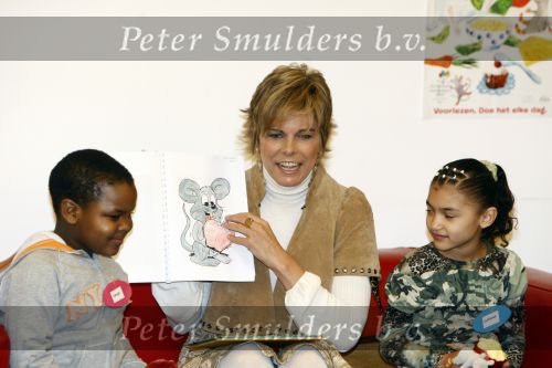 Amsterdam 23 januari 2008
Prinses Laurentien tijdens voorleesdag in bibliotheek met kinderen.