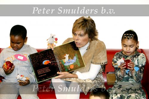 Amsterdam 23 januari 2008
Prinses Laurentien tijdens voorleesdag in bibliotheek met kinderen.