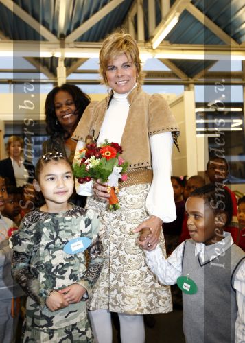 Amsterdam 23 januari 2008
Prinses Laurentien tijdens voorleesdag in bibliotheek met kinderen.