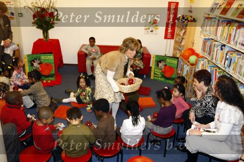 Amsterdam 23 januari 2008
Prinses Laurentien tijdens voorleesdag in bibliotheek met kinderen.