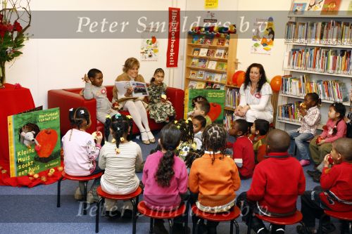 Amsterdam 23 januari 2008
Prinses Laurentien tijdens voorleesdag in bibliotheek met kinderen.