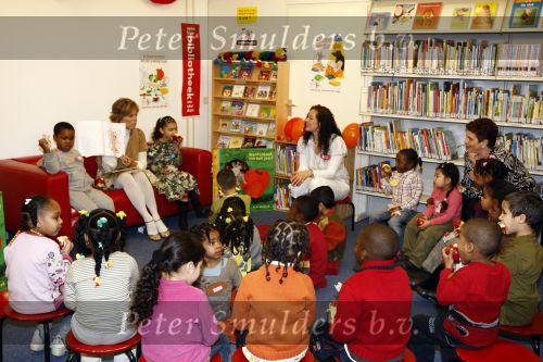 Amsterdam 23 januari 2008
Prinses Laurentien tijdens voorleesdag in bibliotheek met kinderen.