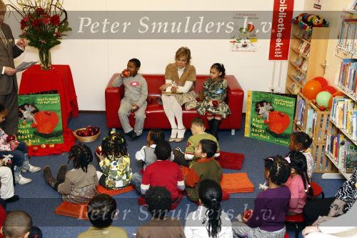 Amsterdam 23 januari 2008
Prinses Laurentien tijdens voorleesdag in bibliotheek met kinderen.