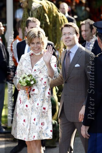 Apeldoorn 30 april 2009
Koninginnedag 2009 in apeldoorn met Koningin Beatrix Pieter v Vollenhoven Prinses Margriet Maxima Prins Willem Alexander Prins Constantijn Prinses Laurentien Prinses Mabel Prins Friso Prins Maurits Prinses Marilene Prins Pieter Christiaan Prinses Anita Prins Floris een zwangere Prinses Aimee en Prinses Annette. s middags probeerde een dwaas een aanslag te plegen op de koninklijke familie waarbij meerdere doden vielen.
Peter Smulders bv