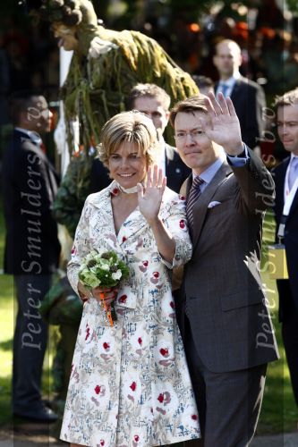 Apeldoorn 30 april 2009
Koninginnedag 2009 in apeldoorn met Koningin Beatrix Pieter v Vollenhoven Prinses Margriet Maxima Prins Willem Alexander Prins Constantijn Prinses Laurentien Prinses Mabel Prins Friso Prins Maurits Prinses Marilene Prins Pieter Christiaan Prinses Anita Prins Floris een zwangere Prinses Aimee en Prinses Annette. s middags probeerde een dwaas een aanslag te plegen op de koninklijke familie waarbij meerdere doden vielen.
Peter Smulders bv