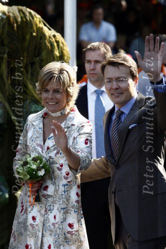 Apeldoorn 30 april 2009
Koninginnedag 2009 in apeldoorn met Koningin Beatrix Pieter v Vollenhoven Prinses Margriet Maxima Prins Willem Alexander Prins Constantijn Prinses Laurentien Prinses Mabel Prins Friso Prins Maurits Prinses Marilene Prins Pieter Christiaan Prinses Anita Prins Floris een zwangere Prinses Aimee en Prinses Annette. s middags probeerde een dwaas een aanslag te plegen op de koninklijke familie waarbij meerdere doden vielen.
Peter Smulders bv