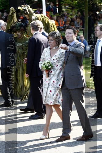 Apeldoorn 30 april 2009
Koninginnedag 2009 in apeldoorn met Koningin Beatrix Pieter v Vollenhoven Prinses Margriet Maxima Prins Willem Alexander Prins Constantijn Prinses Laurentien Prinses Mabel Prins Friso Prins Maurits Prinses Marilene Prins Pieter Christiaan Prinses Anita Prins Floris een zwangere Prinses Aimee en Prinses Annette. s middags probeerde een dwaas een aanslag te plegen op de koninklijke familie waarbij meerdere doden vielen.
Peter Smulders bv