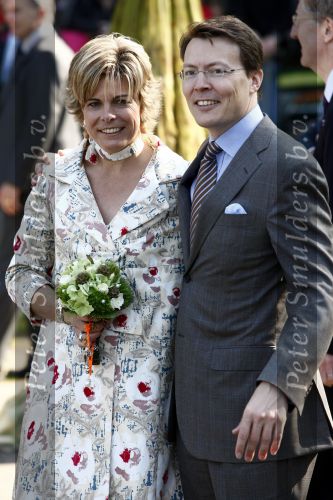 Apeldoorn 30 april 2009
Koninginnedag 2009 in apeldoorn met Koningin Beatrix Pieter v Vollenhoven Prinses Margriet Maxima Prins Willem Alexander Prins Constantijn Prinses Laurentien Prinses Mabel Prins Friso Prins Maurits Prinses Marilene Prins Pieter Christiaan Prinses Anita Prins Floris een zwangere Prinses Aimee en Prinses Annette. s middags probeerde een dwaas een aanslag te plegen op de koninklijke familie waarbij meerdere doden vielen.
Peter Smulders bv