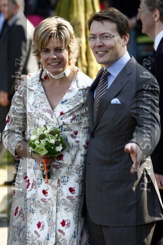 Apeldoorn 30 april 2009
Koninginnedag 2009 in apeldoorn met Koningin Beatrix Pieter v Vollenhoven Prinses Margriet Maxima Prins Willem Alexander Prins Constantijn Prinses Laurentien Prinses Mabel Prins Friso Prins Maurits Prinses Marilene Prins Pieter Christiaan Prinses Anita Prins Floris een zwangere Prinses Aimee en Prinses Annette. s middags probeerde een dwaas een aanslag te plegen op de koninklijke familie waarbij meerdere doden vielen.
Peter Smulders bv