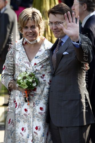 Apeldoorn 30 april 2009
Koninginnedag 2009 in apeldoorn met Koningin Beatrix Pieter v Vollenhoven Prinses Margriet Maxima Prins Willem Alexander Prins Constantijn Prinses Laurentien Prinses Mabel Prins Friso Prins Maurits Prinses Marilene Prins Pieter Christiaan Prinses Anita Prins Floris een zwangere Prinses Aimee en Prinses Annette. s middags probeerde een dwaas een aanslag te plegen op de koninklijke familie waarbij meerdere doden vielen.
Peter Smulders bv