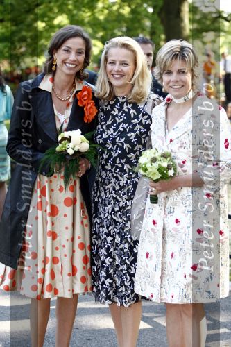 Apeldoorn 30 april 2009
Koninginnedag 2009 in apeldoorn met Koningin Beatrix Pieter v Vollenhoven Prinses Margriet Maxima Prins Willem Alexander Prins Constantijn Prinses Laurentien Prinses Mabel Prins Friso Prins Maurits Prinses Marilene Prins Pieter Christiaan Prinses Anita Prins Floris een zwangere Prinses Aimee en Prinses Annette. s middags probeerde een dwaas een aanslag te plegen op de koninklijke familie waarbij meerdere doden vielen.
Peter Smulders bv