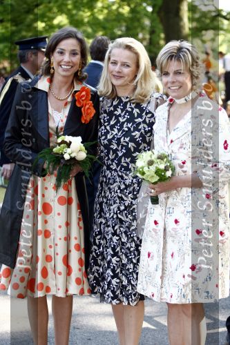 Apeldoorn 30 april 2009
Koninginnedag 2009 in apeldoorn met Koningin Beatrix Pieter v Vollenhoven Prinses Margriet Maxima Prins Willem Alexander Prins Constantijn Prinses Laurentien Prinses Mabel Prins Friso Prins Maurits Prinses Marilene Prins Pieter Christiaan Prinses Anita Prins Floris een zwangere Prinses Aimee en Prinses Annette. s middags probeerde een dwaas een aanslag te plegen op de koninklijke familie waarbij meerdere doden vielen.
Peter Smulders bv