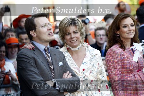 Apeldoorn 30 april 2009
Koninginnedag 2009 in apeldoorn met Koningin Beatrix Pieter v Vollenhoven Prinses Margriet Maxima Prins Willem Alexander Prins Constantijn Prinses Laurentien Prinses Mabel Prins Friso Prins Maurits Prinses Marilene Prins Pieter Christiaan Prinses Anita Prins Floris een zwangere Prinses Aimee en Prinses Annette. s middags probeerde een dwaas een aanslag te plegen op de koninklijke familie waarbij meerdere doden vielen.
Peter Smulders bv