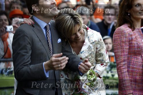 Apeldoorn 30 april 2009
Koninginnedag 2009 in apeldoorn met Koningin Beatrix Pieter v Vollenhoven Prinses Margriet Maxima Prins Willem Alexander Prins Constantijn Prinses Laurentien Prinses Mabel Prins Friso Prins Maurits Prinses Marilene Prins Pieter Christiaan Prinses Anita Prins Floris een zwangere Prinses Aimee en Prinses Annette. s middags probeerde een dwaas een aanslag te plegen op de koninklijke familie waarbij meerdere doden vielen.
Peter Smulders bv