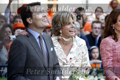 Apeldoorn 30 april 2009
Koninginnedag 2009 in apeldoorn met Koningin Beatrix Pieter v Vollenhoven Prinses Margriet Maxima Prins Willem Alexander Prins Constantijn Prinses Laurentien Prinses Mabel Prins Friso Prins Maurits Prinses Marilene Prins Pieter Christiaan Prinses Anita Prins Floris een zwangere Prinses Aimee en Prinses Annette. s middags probeerde een dwaas een aanslag te plegen op de koninklijke familie waarbij meerdere doden vielen.
Peter Smulders bv