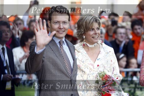 Apeldoorn 30 april 2009
Koninginnedag 2009 in apeldoorn met Koningin Beatrix Pieter v Vollenhoven Prinses Margriet Maxima Prins Willem Alexander Prins Constantijn Prinses Laurentien Prinses Mabel Prins Friso Prins Maurits Prinses Marilene Prins Pieter Christiaan Prinses Anita Prins Floris een zwangere Prinses Aimee en Prinses Annette. s middags probeerde een dwaas een aanslag te plegen op de koninklijke familie waarbij meerdere doden vielen.
Peter Smulders bv