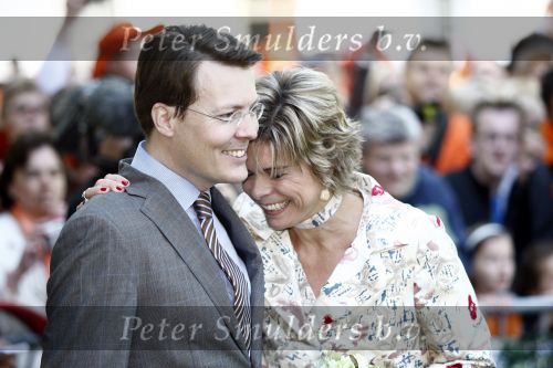 Apeldoorn 30 april 2009
Koninginnedag 2009 in apeldoorn met Koningin Beatrix Pieter v Vollenhoven Prinses Margriet Maxima Prins Willem Alexander Prins Constantijn Prinses Laurentien Prinses Mabel Prins Friso Prins Maurits Prinses Marilene Prins Pieter Christiaan Prinses Anita Prins Floris een zwangere Prinses Aimee en Prinses Annette. s middags probeerde een dwaas een aanslag te plegen op de koninklijke familie waarbij meerdere doden vielen.
Peter Smulders bv