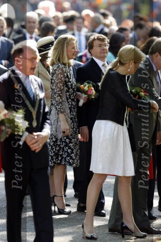 Apeldoorn 30 april 2009
Koninginnedag 2009 in apeldoorn met Koningin Beatrix Pieter v Vollenhoven Prinses Margriet Maxima Prins Willem Alexander Prins Constantijn Prinses Laurentien Prinses Mabel Prins Friso Prins Maurits Prinses Marilene Prins Pieter Christiaan Prinses Anita Prins Floris een zwangere Prinses Aimee en Prinses Annette. s middags probeerde een dwaas een aanslag te plegen op de koninklijke familie waarbij meerdere doden vielen.
Peter Smulders bv