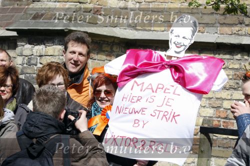 Makkum en Franeker30 april 2008
Koninginnedag 2008 met Koningin Beatrix Prins Willem Alexander Friso Constantijn Maurits Floris Pieter Christiaan Pieter v Vollenhoven en de prinsessen Maxima Laurentien Mabel Aimee Anita Margriet en Marilene. spanddoek Mabel Viktor en Rolf
Peter Smulders bv