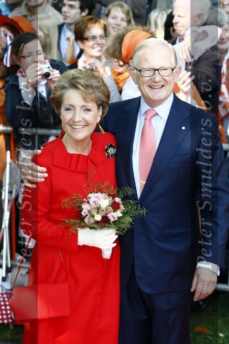 Apeldoorn 30 april 2009
Koninginnedag 2009 in apeldoorn met Koningin Beatrix Pieter v Vollenhoven Prinses Margriet Maxima Prins Willem Alexander Prins Constantijn Prinses Laurentien Prinses Mabel Prins Friso Prins Maurits Prinses Marilene Prins Pieter Christiaan Prinses Anita Prins Floris een zwangere Prinses Aimee en Prinses Annette. s middags probeerde een dwaas een aanslag te plegen op de koninklijke familie waarbij meerdere doden vielen.
Peter Smulders bv