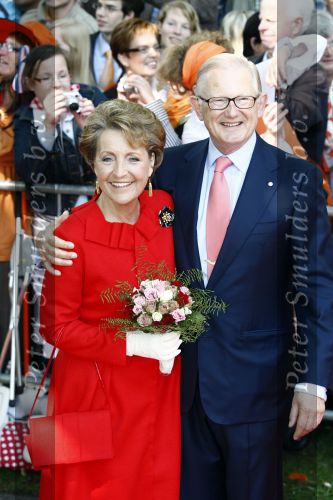 Apeldoorn 30 april 2009
Koninginnedag 2009 in apeldoorn met Koningin Beatrix Pieter v Vollenhoven Prinses Margriet Maxima Prins Willem Alexander Prins Constantijn Prinses Laurentien Prinses Mabel Prins Friso Prins Maurits Prinses Marilene Prins Pieter Christiaan Prinses Anita Prins Floris een zwangere Prinses Aimee en Prinses Annette. s middags probeerde een dwaas een aanslag te plegen op de koninklijke familie waarbij meerdere doden vielen.
Peter Smulders bv