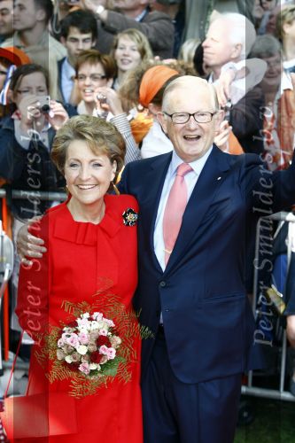 Apeldoorn 30 april 2009
Koninginnedag 2009 in apeldoorn met Koningin Beatrix Pieter v Vollenhoven Prinses Margriet Maxima Prins Willem Alexander Prins Constantijn Prinses Laurentien Prinses Mabel Prins Friso Prins Maurits Prinses Marilene Prins Pieter Christiaan Prinses Anita Prins Floris een zwangere Prinses Aimee en Prinses Annette. s middags probeerde een dwaas een aanslag te plegen op de koninklijke familie waarbij meerdere doden vielen.
Peter Smulders bv