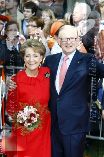 Apeldoorn 30 april 2009
Koninginnedag 2009 in apeldoorn met Koningin Beatrix Pieter v Vollenhoven Prinses Margriet Maxima Prins Willem Alexander Prins Constantijn Prinses Laurentien Prinses Mabel Prins Friso Prins Maurits Prinses Marilene Prins Pieter Christiaan Prinses Anita Prins Floris een zwangere Prinses Aimee en Prinses Annette. s middags probeerde een dwaas een aanslag te plegen op de koninklijke familie waarbij meerdere doden vielen.
Peter Smulders bv